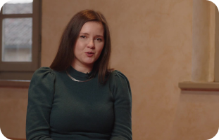 Marta sharing how she adapted her personal and professional life after being diagnosed with MG at age 20.